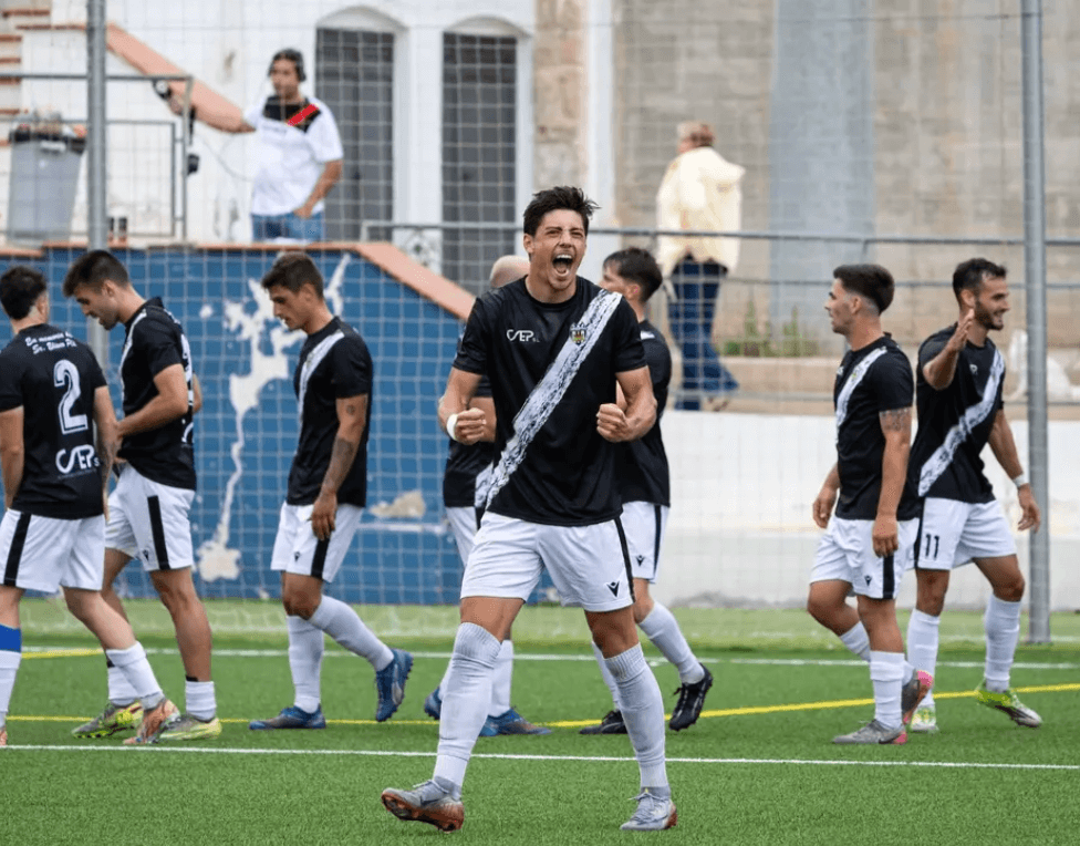 La plantilla celebrando